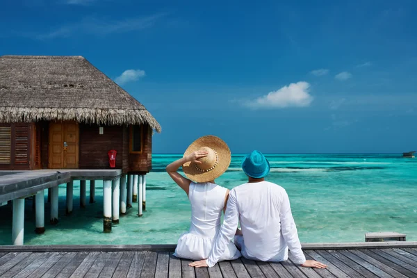 Koppel op een strand-aanlegsteiger — Stockfoto