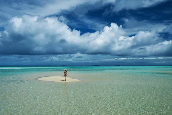 Mujer en la playa — Foto de Stock