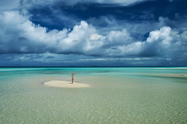 Mujer en la playa — Foto de Stock