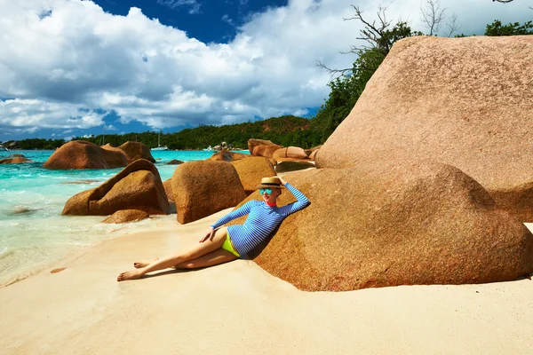 Donna in bella spiaggia indossando rash guard — Foto Stock