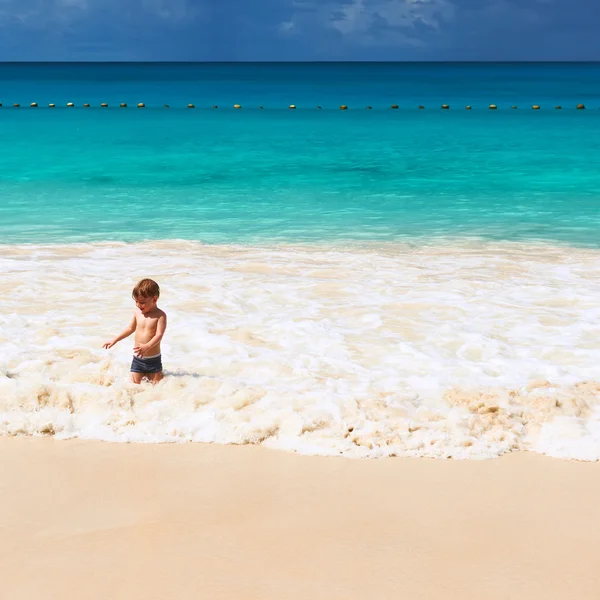Zweijähriger Junge spielt am Strand — Stockfoto