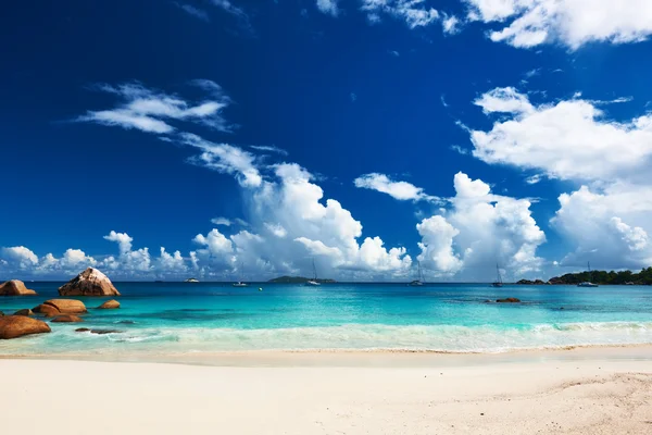 Bella spiaggia alle Seychelles — Foto Stock