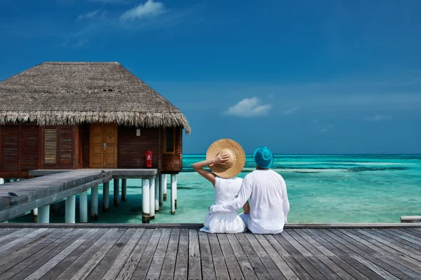 Ζευγάρι σε μια προβλήτα παραλία στις Μαλδίβες — Φωτογραφία Αρχείου