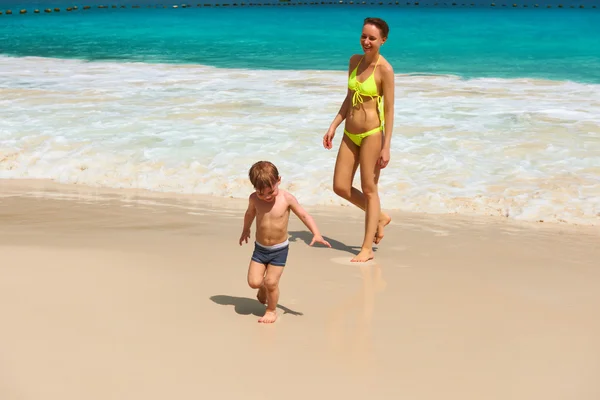 Mãe e dois anos de idade menino brincando na praia — Fotografia de Stock