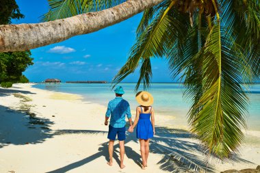 Çift bir Beach Maldivler mavi elbise