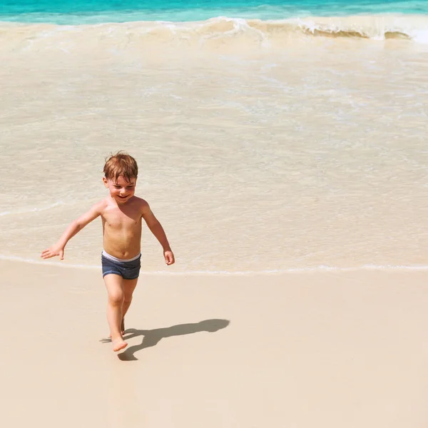 Дворічний хлопчик грає на пляжі — стокове фото