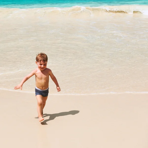 Dois anos de idade menino jogando na praia — Fotografia de Stock