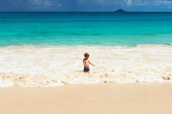 Due anni vecchio ragazzo giocare su spiaggia — Foto Stock