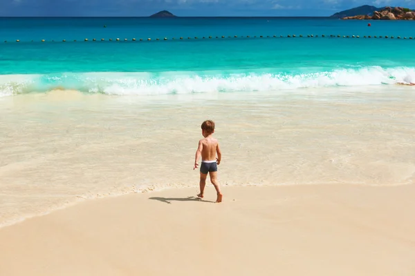 Två år gammal pojke leker på stranden — Stockfoto
