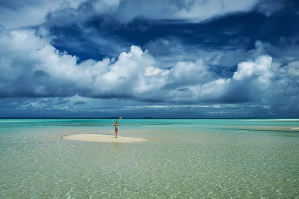 Mujer en la playa — Foto de Stock