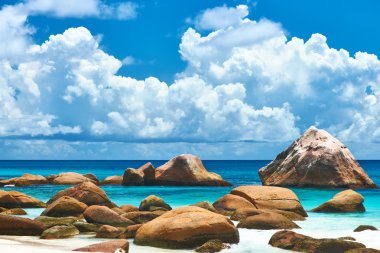 Seyşel Adaları plajda