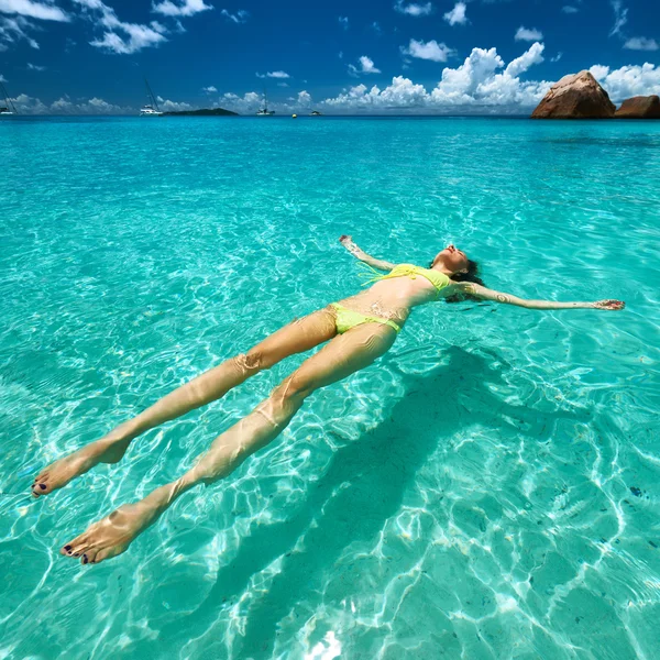Mulher deitada na água — Fotografia de Stock