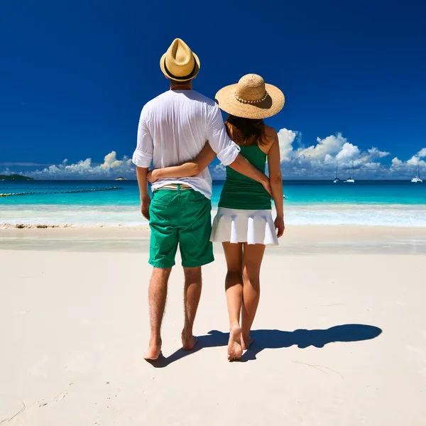 Casal na praia — Fotografia de Stock