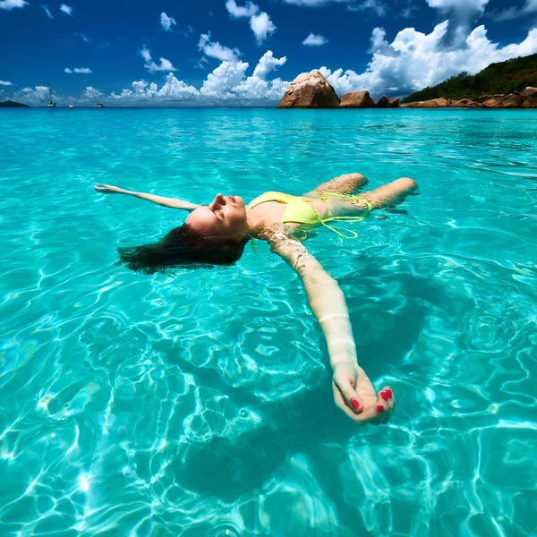 Vrouw liggend op water — Stockfoto