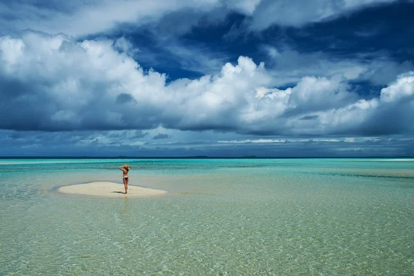 Mujer en la playa — Foto de Stock