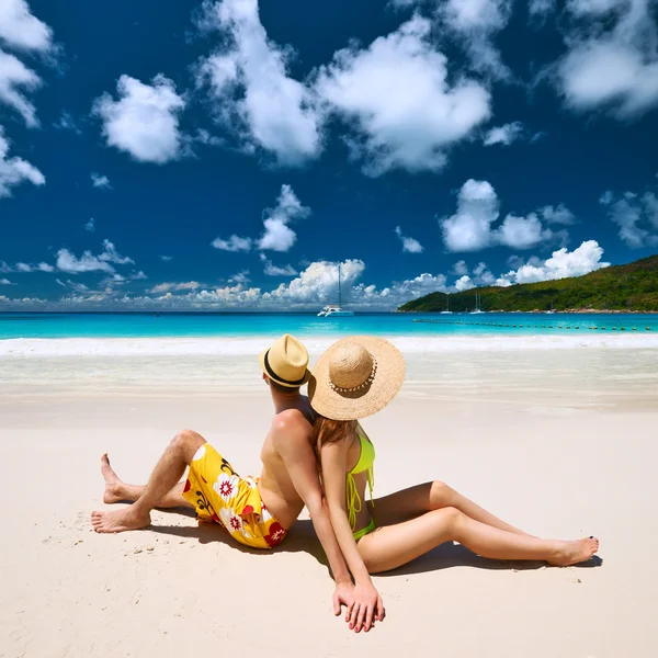 Casal na praia — Fotografia de Stock