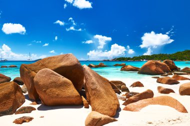 Seyşel Adaları plajda