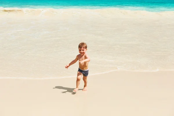 Chlapec na plážiビーチでの少年 — ストック写真