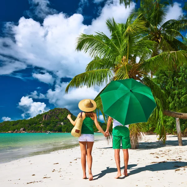 Paar op het strand — Stockfoto