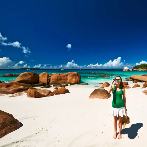 Vrouw aan het strand — Stockfoto