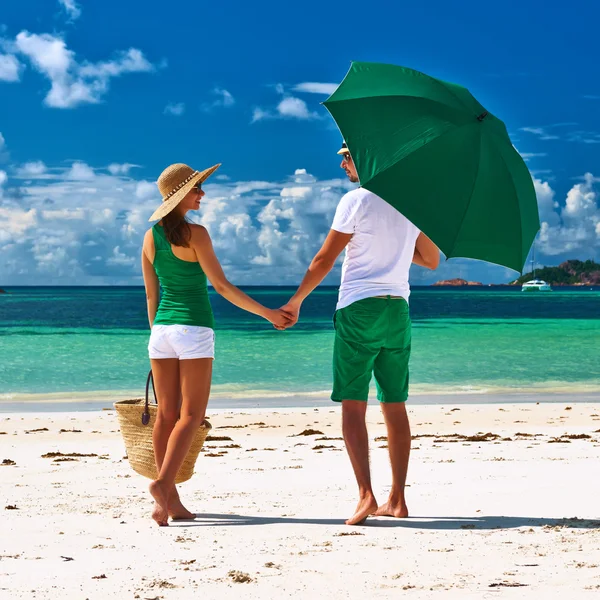 Couple sur la plage — Photo