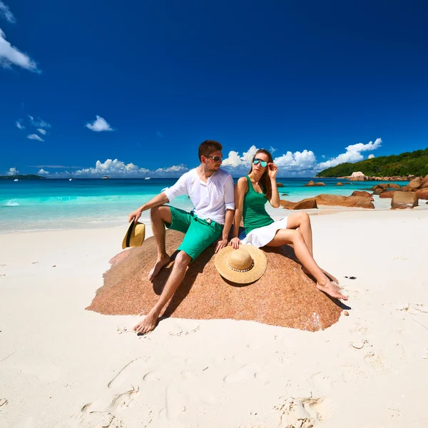 Paar op het strand — Stockfoto