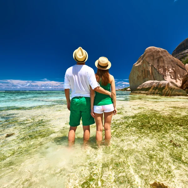 Casal na praia — Fotografia de Stock