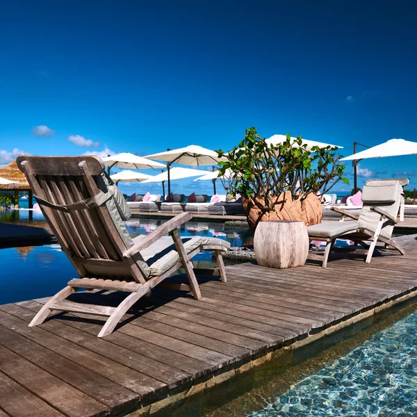 Luxury poolside jetty — Stockfoto