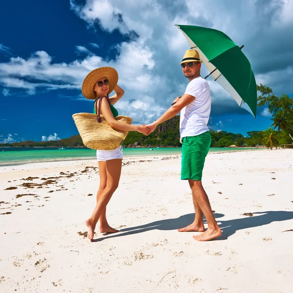 Par på stranden — Stockfoto