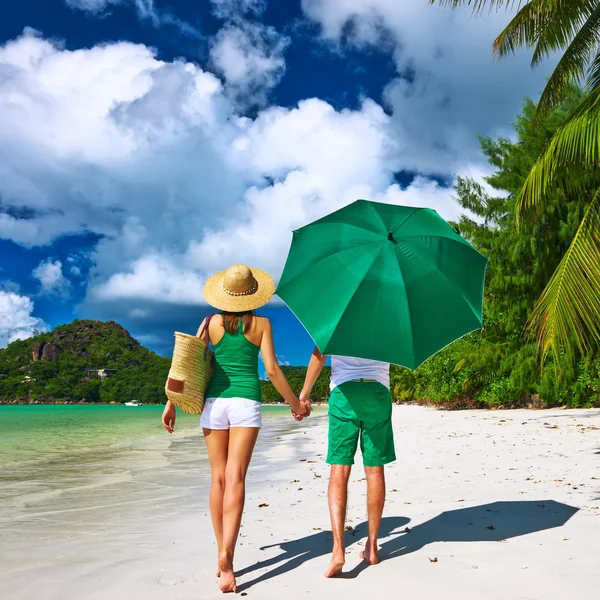 Casal na praia — Fotografia de Stock