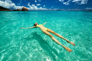 su üzerinde yatan kadın