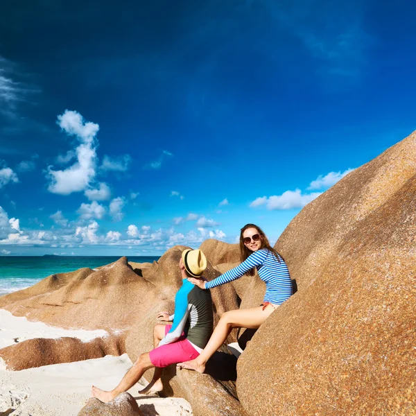 Paar op strand — Stockfoto