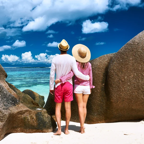 Couple sur une plage — Photo