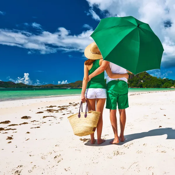 Couple on  beach — Stock Photo, Image