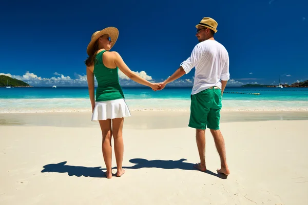 Casal na praia — Fotografia de Stock