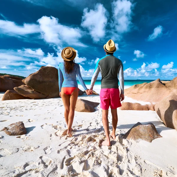 Casal na praia — Fotografia de Stock