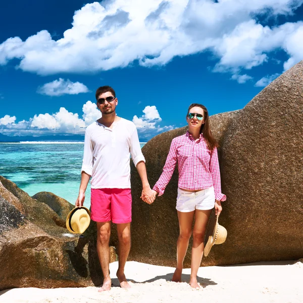 Coppia su una spiaggia — Foto Stock