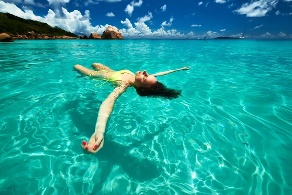 Kvinna liggande på vatten — Stockfoto