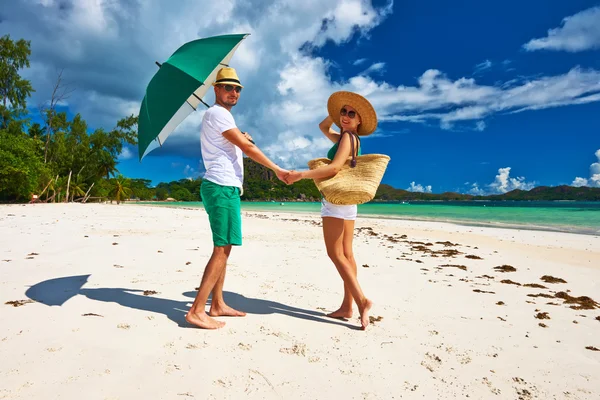 Couple on beach — Stock Photo, Image