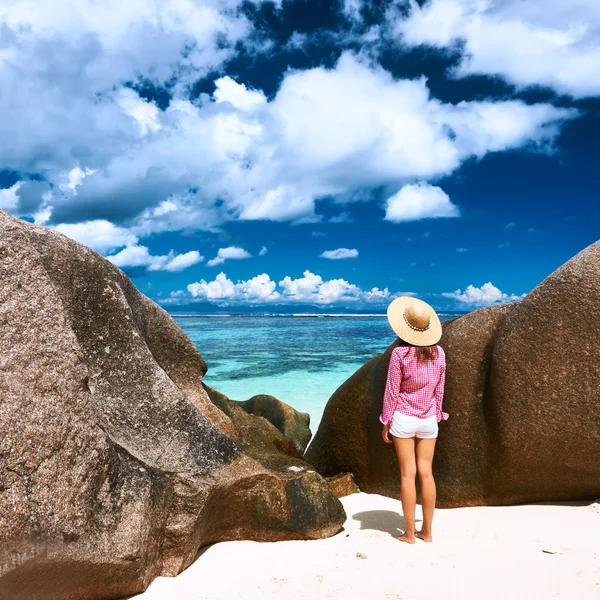 Mulher na praia — Fotografia de Stock