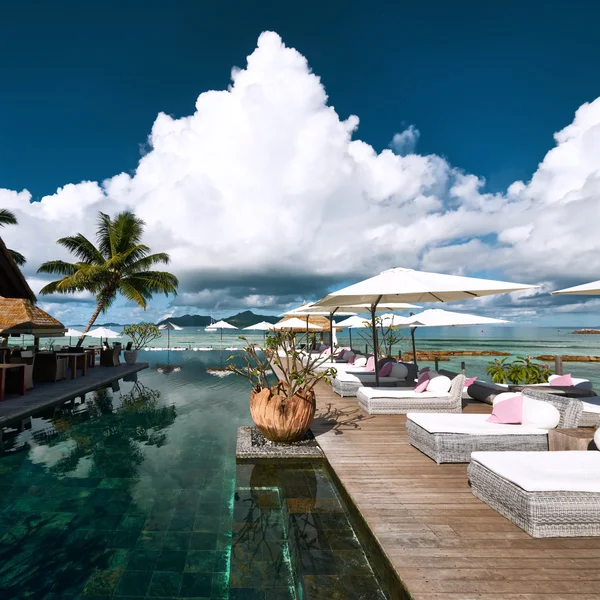 Embarcadero de lujo junto a la piscina — Foto de Stock