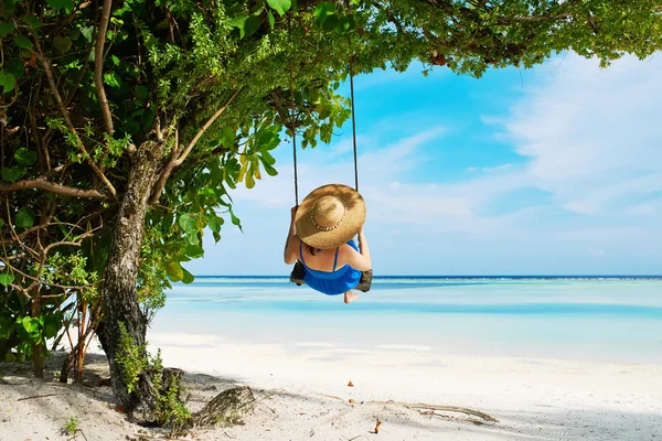 Mulher balançando na praia — Fotografia de Stock