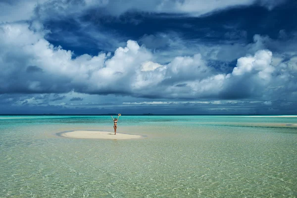 Woman at beach — Stock Photo, Image