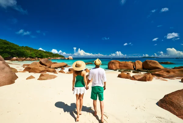 Casal na praia — Fotografia de Stock