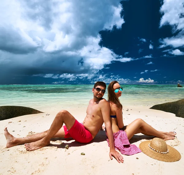 Paar op het strand — Stockfoto