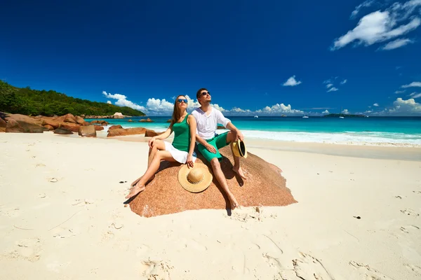 Casal na praia — Fotografia de Stock