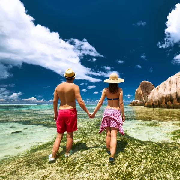 Couple on  beach — Stock Photo, Image