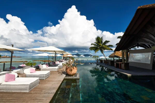 Embarcadero de lujo junto a la piscina — Foto de Stock