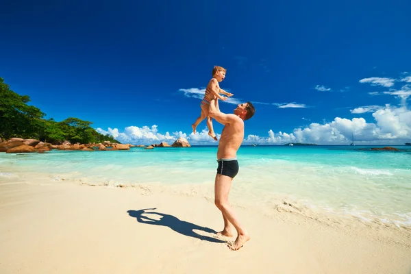 Pai e menino na praia — Fotografia de Stock