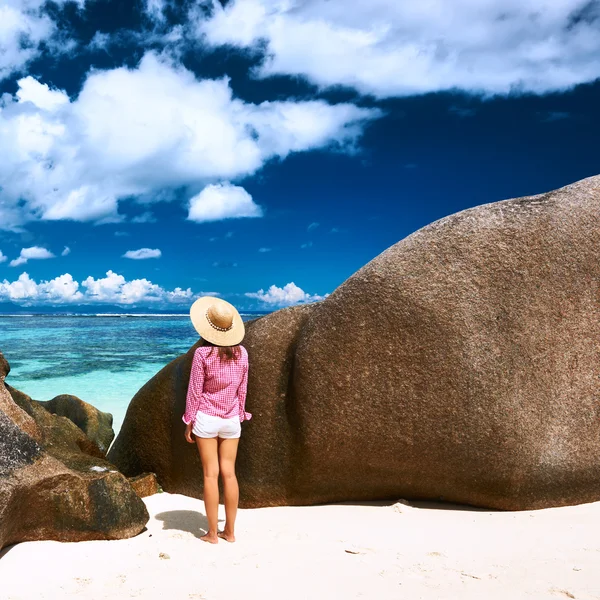 Mulher na praia — Fotografia de Stock